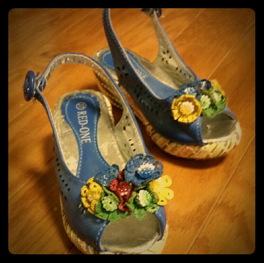 Little girls youth sandles $4 if  bundled